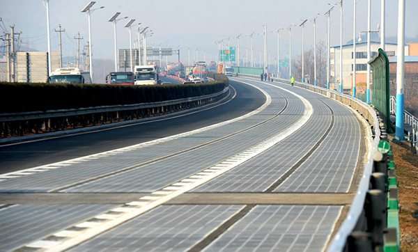 Mỹ xây đường cao tốc trải pin năng lượng mặt trời đầu tiên