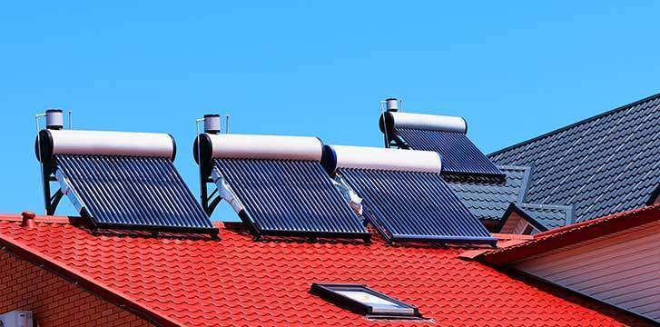 Máy nước nóng năng lượng mặt trời trên mái nhà